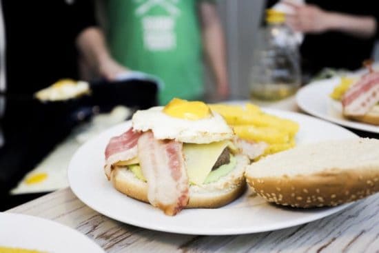 Der brasilianische Burger mit grüner Mayonnaise | All Around Burgers