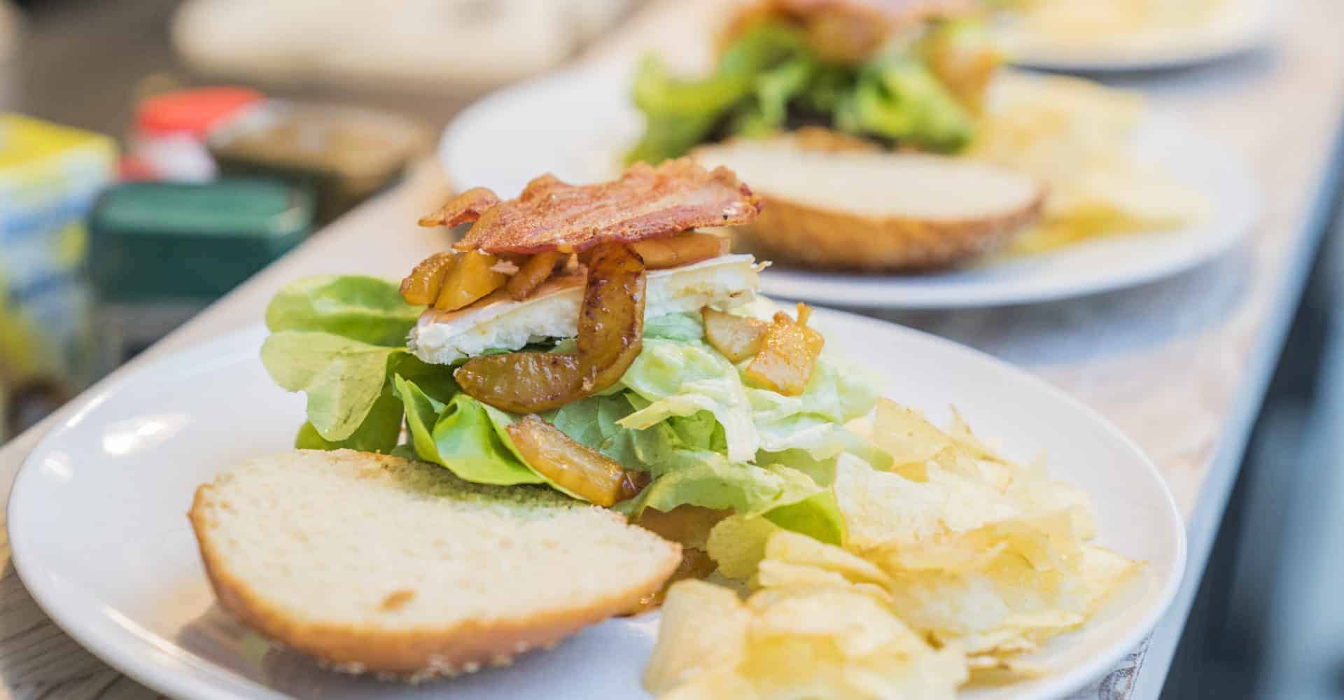 Gourmet Burger mit karamellisierte Birnen, Ziegenkäse und Preiselbeer ...