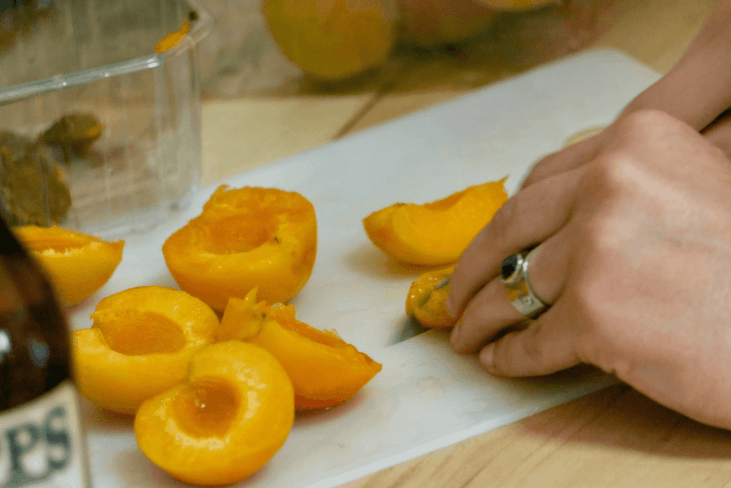 Die Aprikosen in Achtel schneiden | All Around Burgers