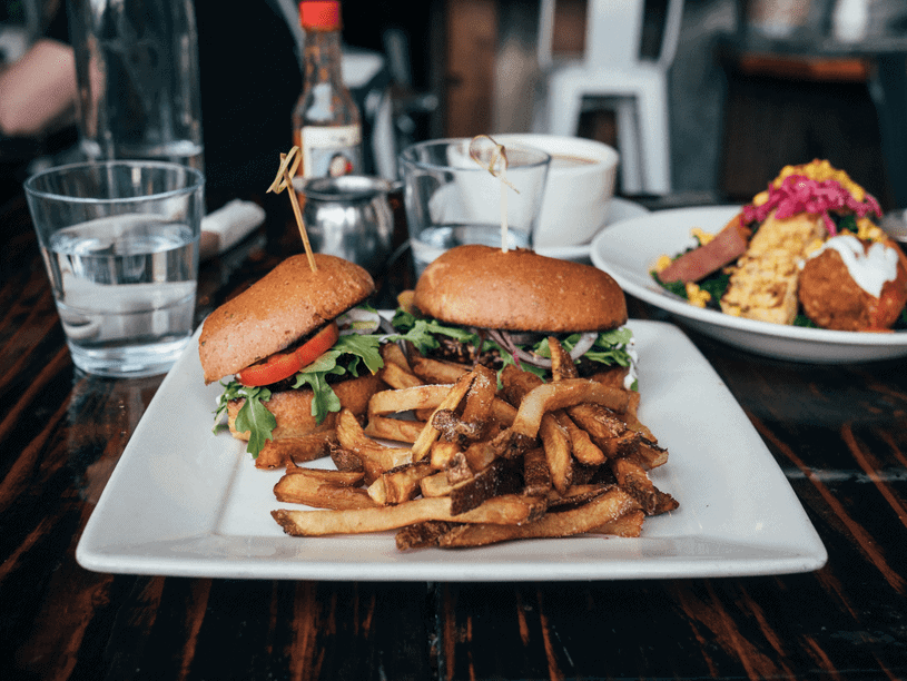 burger mit pommes am burger gourmet restaurant | All Around Burgers